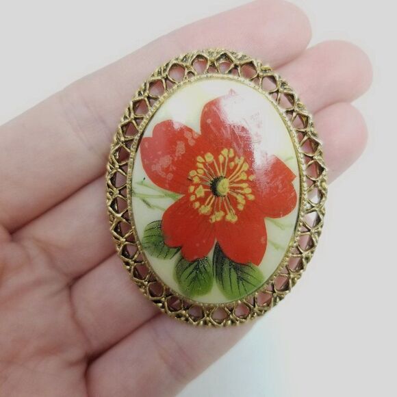 Vintage Bright Red Flower Brooch, Oval Gold Tone Frame Setting Lapel Pin, Estate - Picture 5 of 6
